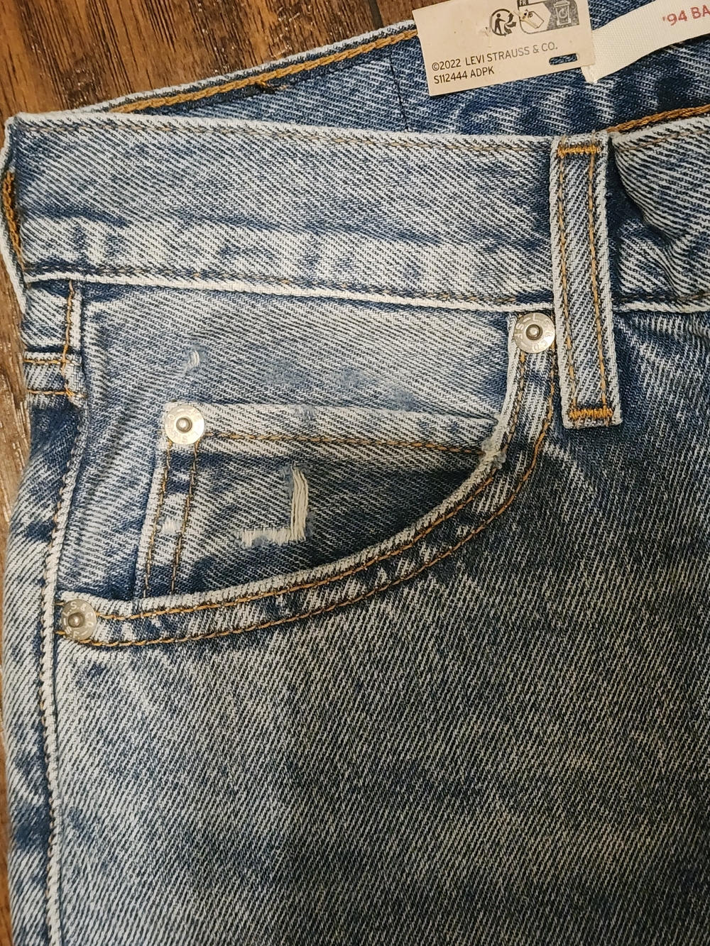 Levi’s Women’s 94 Baggy Jeans 24x31 Light Wash Distressed Mid Rise Straight Leg - Picture 8 of 12